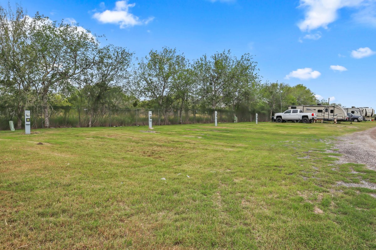 Mathis Motor Inn & RV Park